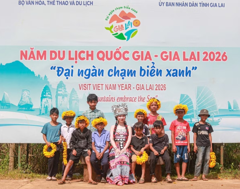 Say đắm sắc vàng hoa dã quỳ trên núi lửa Chư Đăng Ya