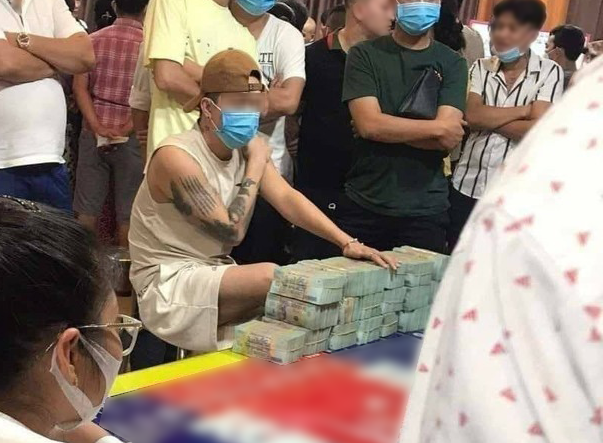 Phía ca sĩ TiTi (HKT) lên tiếng về hình ảnh ngồi ôm tiền ở sòng bạc