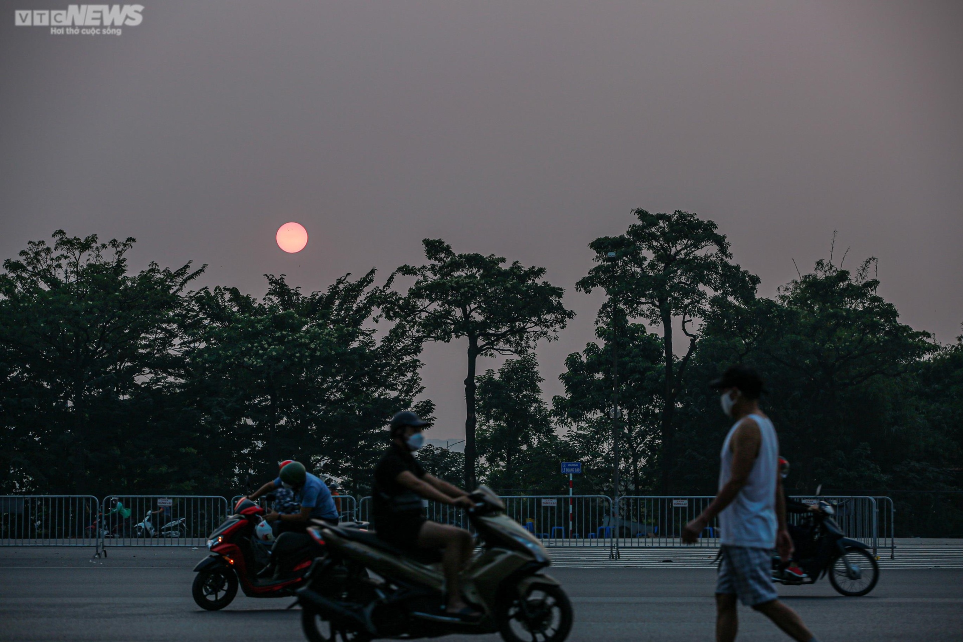 Chiêm ngưỡng Nguyệt thực cuối cùng của năm 2022 trên bầu trời Hà Nội