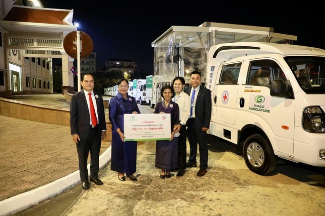 THACO AGRICULTURE trao tặng 15 xe khám chữa bệnh cơ động cho Hội chữ thập đỏ Campuchia