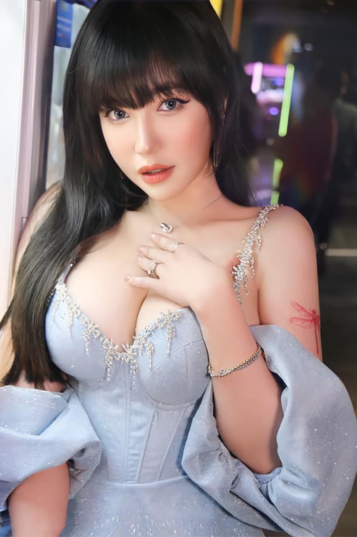 Elly Trần: Từ hot girl tới bà mẹ 2 con gợi cảm bậc nhất showbiz Việt