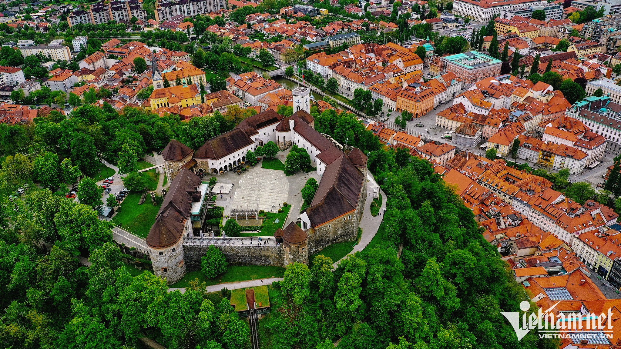 Mê mẩn với cảnh sắc thị trấn cổ Bled ở Slovenia