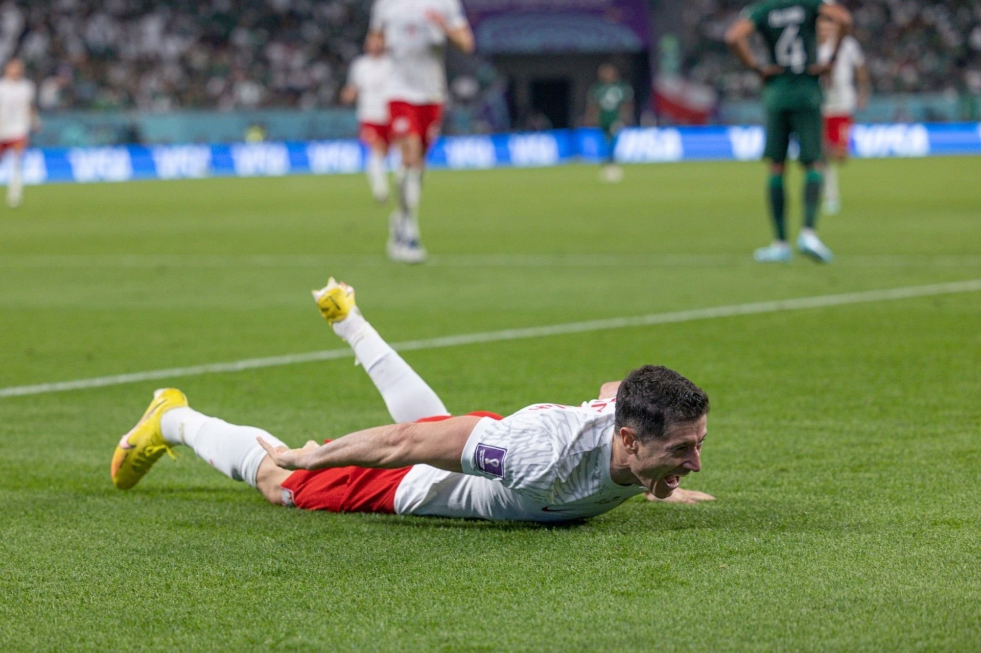 Lewandowski bật khóc ăn mừng bàn thắng đầu tiên ở World Cup