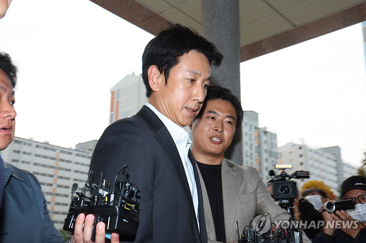 Lee Sun Kyun cuối cùng đã thừa nhận sử dụng ma túy, nhưng nói không cố ý