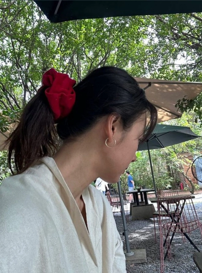 "Nữ hoàng gợi cảm" Lee Hyori thích thú check-in trong lần đầu đến Việt Nam
