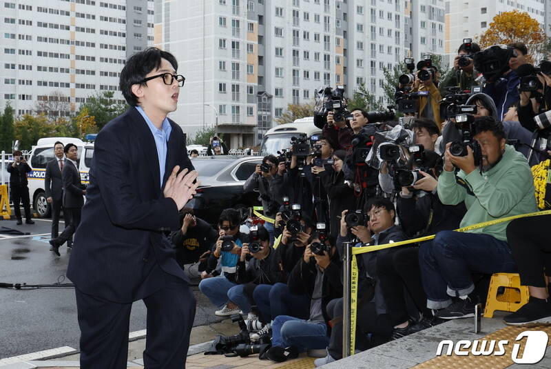 G-Dragon tự tin trong lần đầu trình diện cảnh sát vì nghi vấn dùng ma tuý