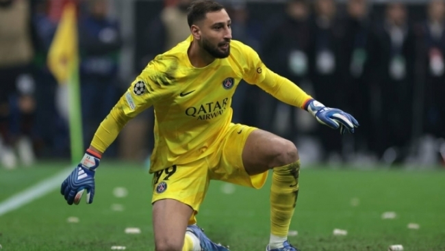 Cổ động viên AC Milan in tiền giả ném Donnarumma