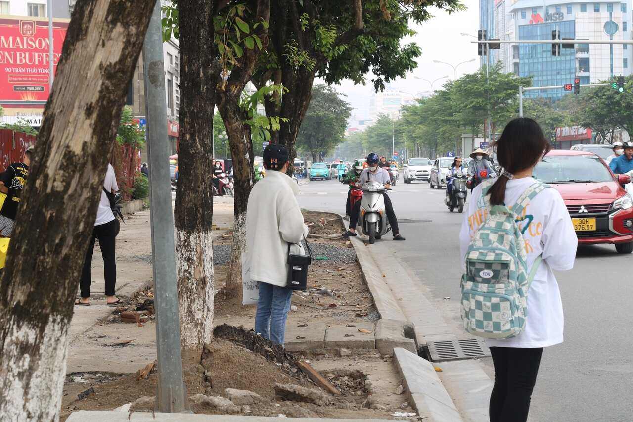 Người dân ngán ngẩm khi vỉa hè Hà Nội đào lên nhưng chưa lát lại