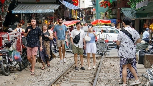 Đường sắt Hà Nội đề nghị giải tỏa phố "cà phê đường tàu"