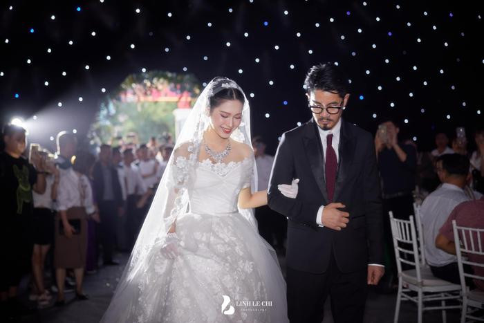 Hoà Minzy ghi điểm với hành động tinh tế trong lúc đám cưới Đoàn Văn Hậu gặp sự cố