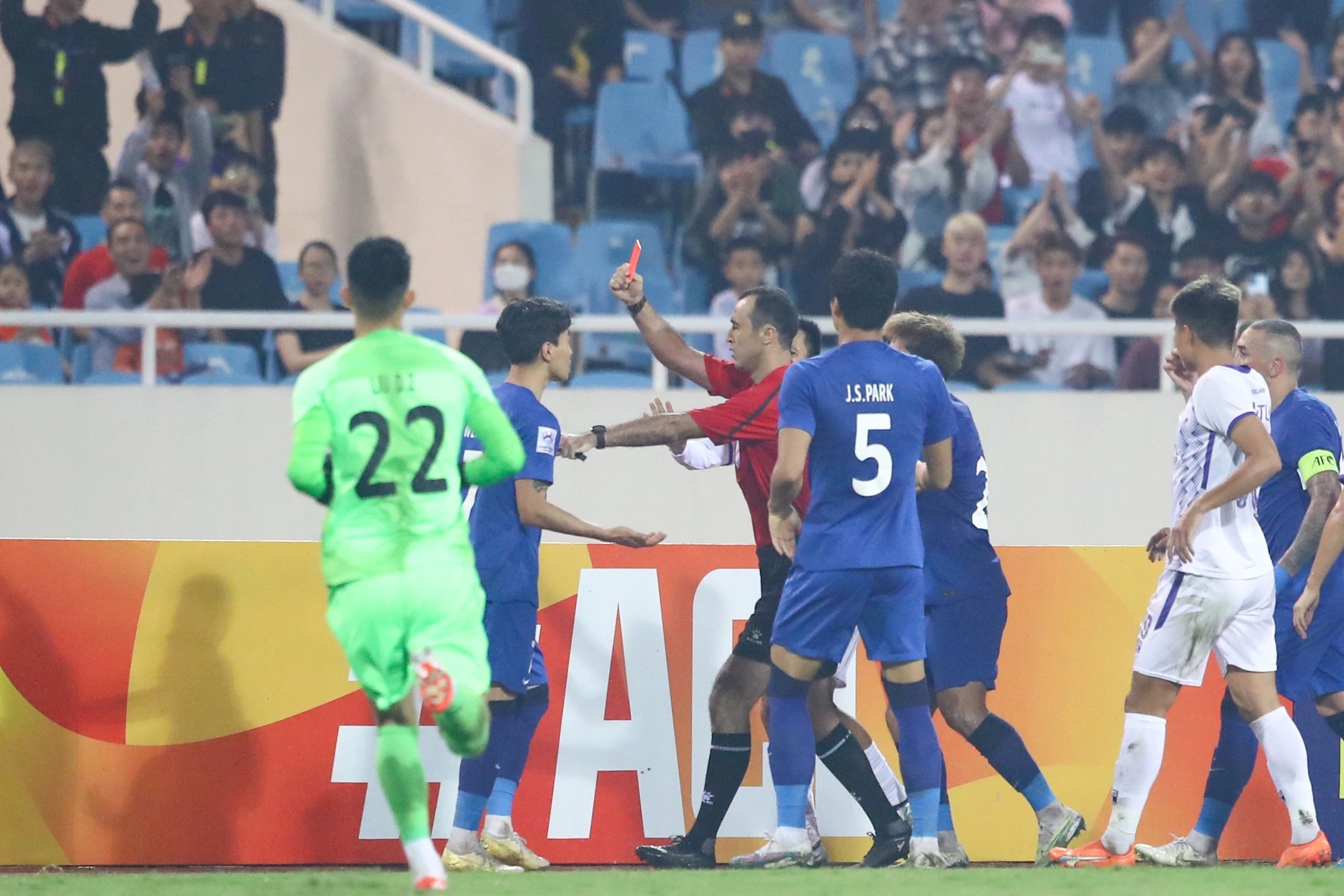 "Ronaldo Trung Quốc" bị AFC phạt nặng vì đá vào mặt Xuân Mạnh trong trận thua Hà Nội FC