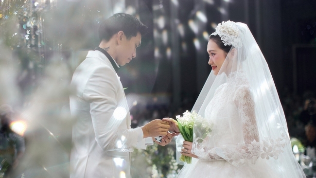 Những khoảnh khắc cô dâu Doãn Hải My xinh đẹp và xúc động trong lễ cưới tại Hà Nội