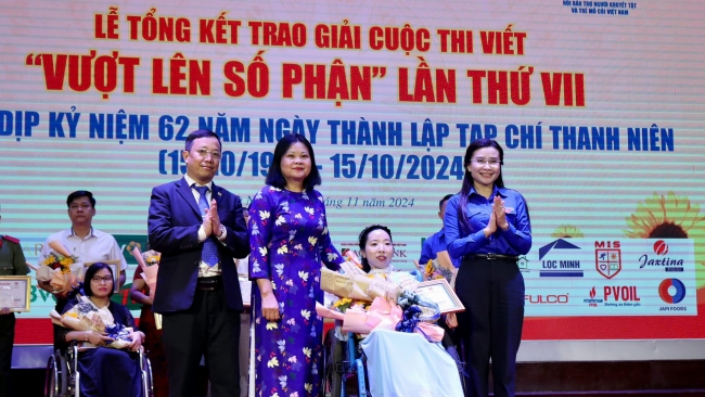 Tạp chí Thanh Niên trao giải cuộc thi viết &quot;Vượt lên số phận&quot; lần VII