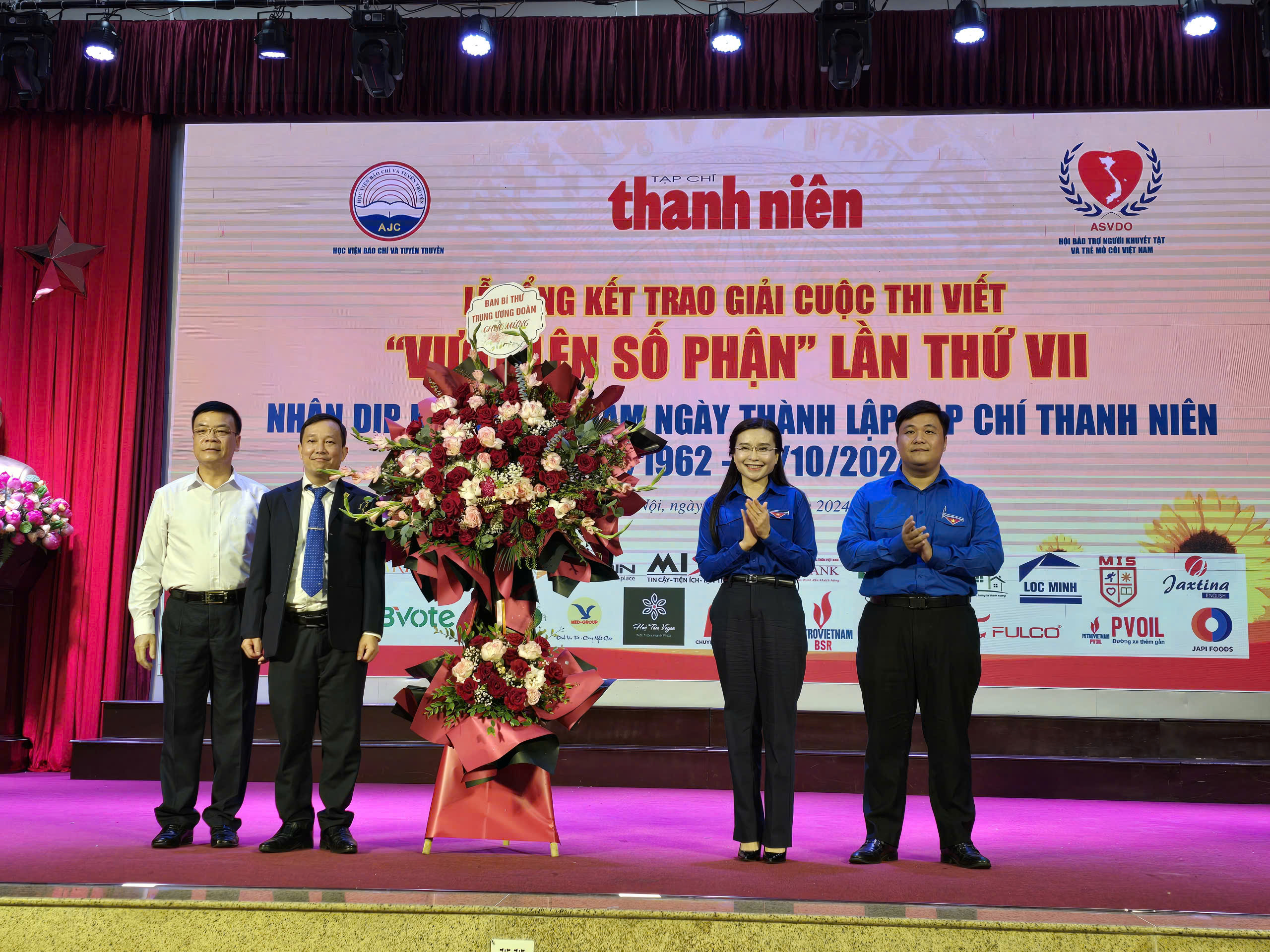 Tạp chí Thanh Niên trao giải cuộc thi viết Vượt lên số phận lần VII