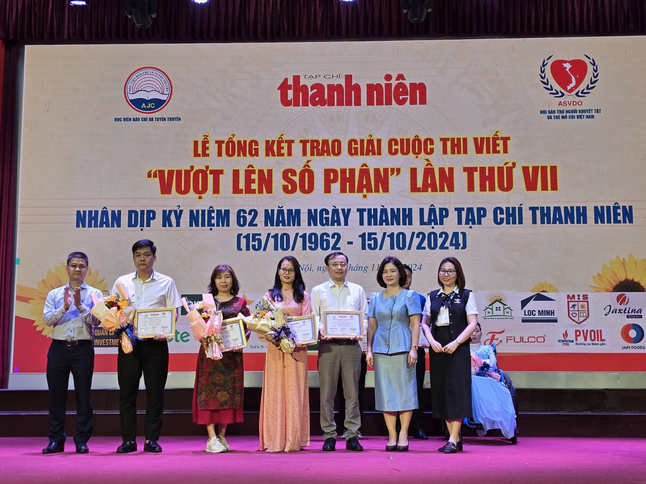 Tạp chí Thanh Niên trao giải cuộc thi viết Vượt lên số phận lần VII