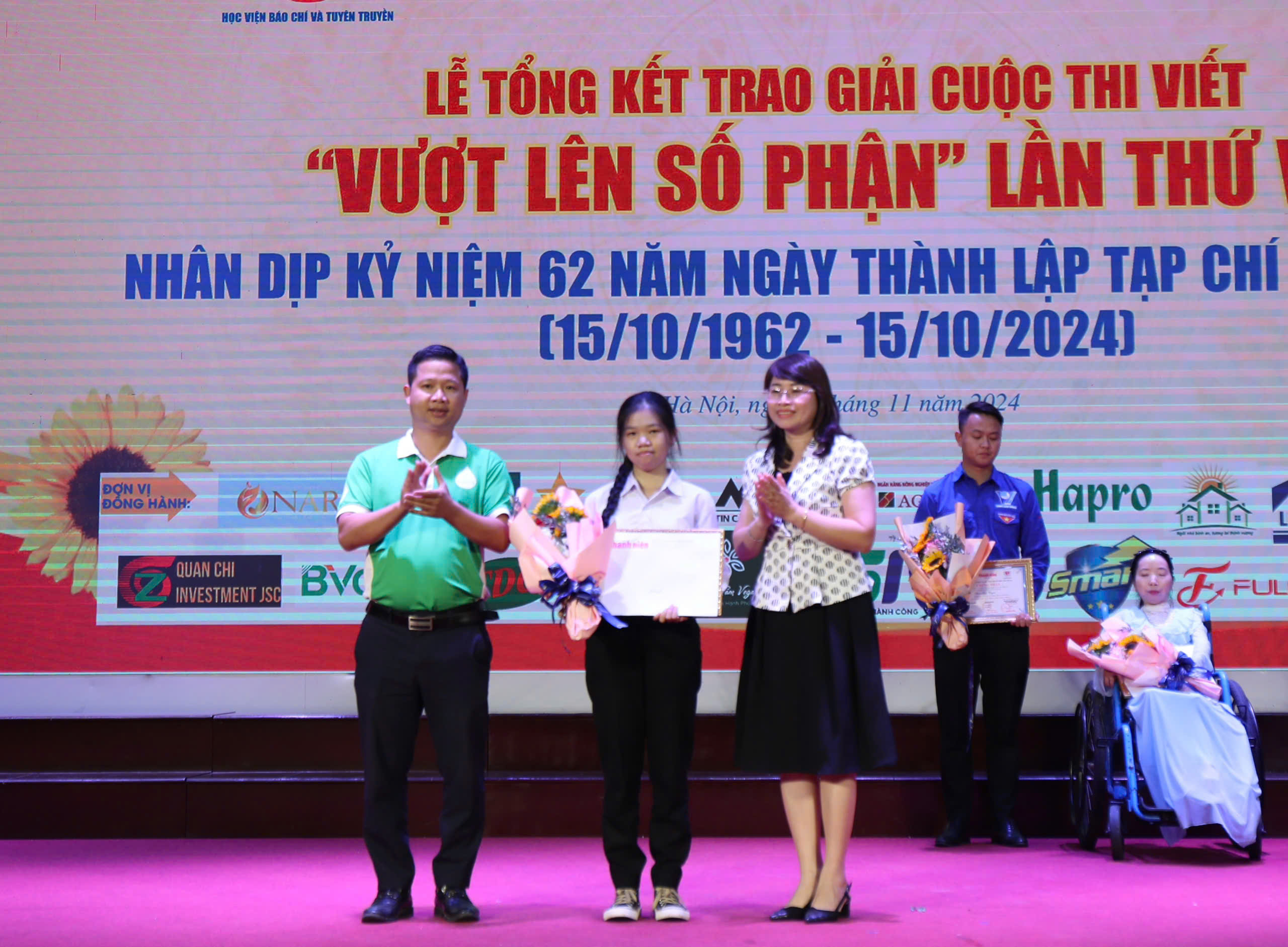 Tạp chí Thanh Niên trao giải cuộc thi viết Vượt lên số phận lần VII