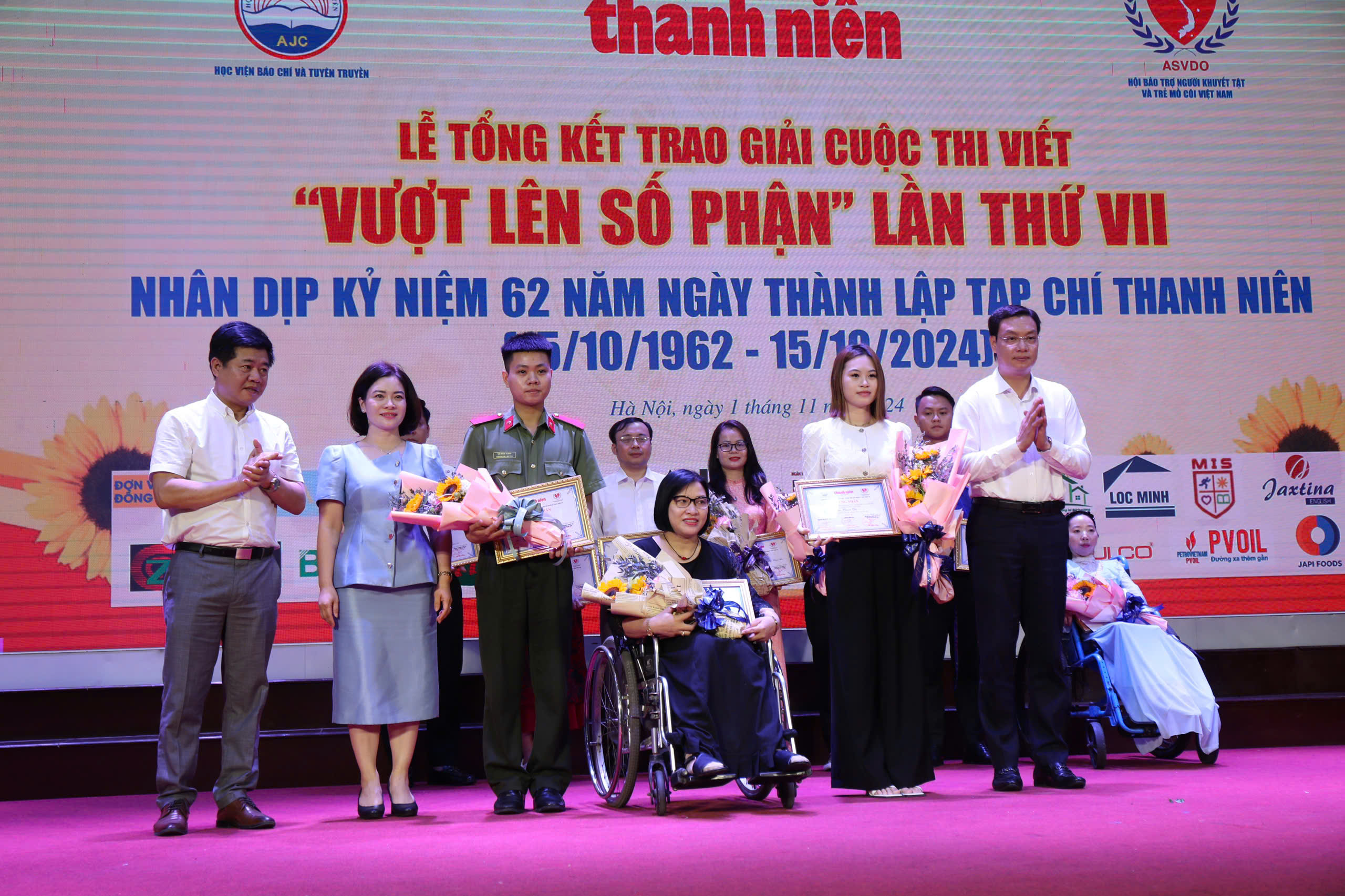 Tạp chí Thanh Niên trao giải cuộc thi viết Vượt lên số phận lần VII