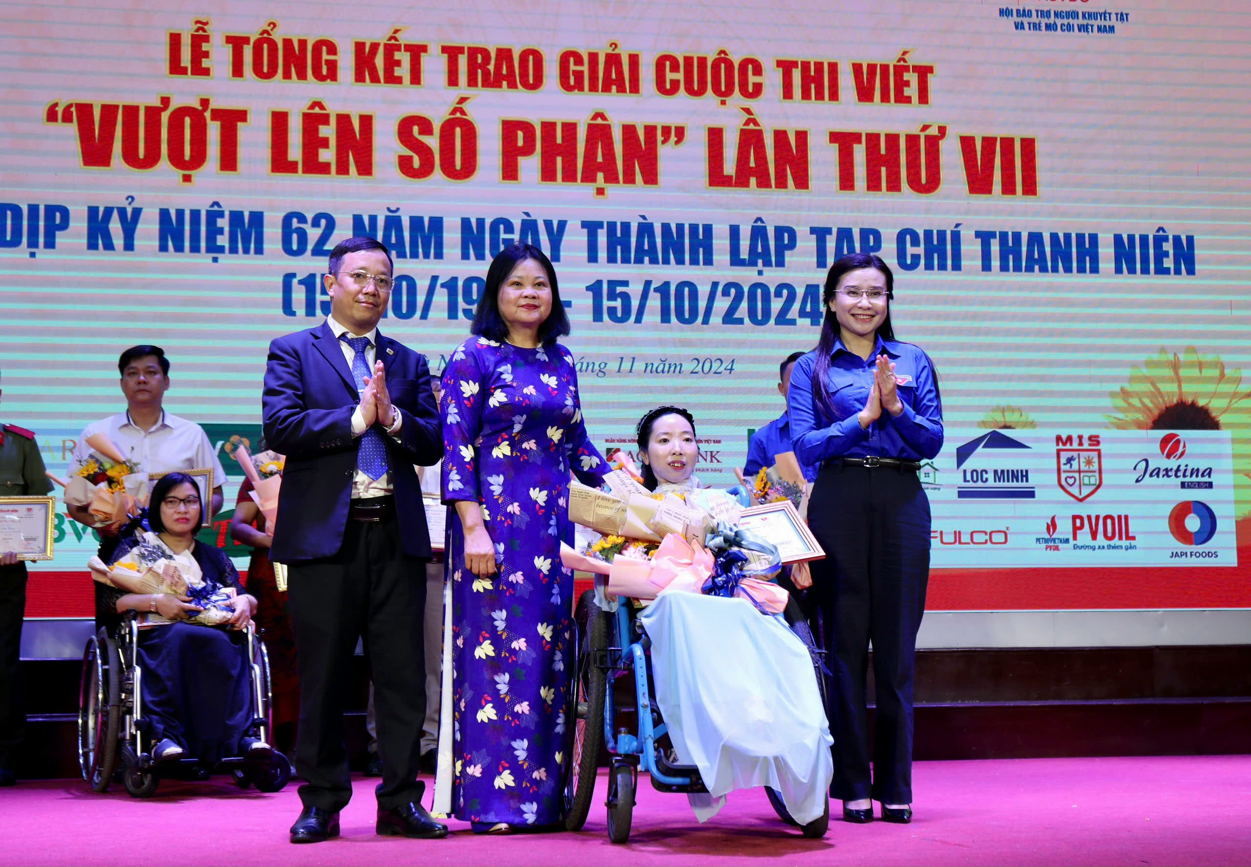 Tạp chí Thanh Niên trao giải cuộc thi viết Vượt lên số phận lần VII