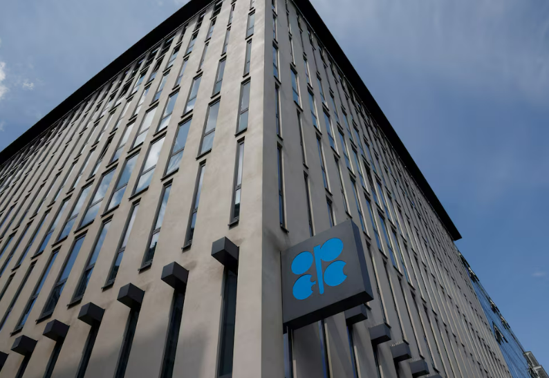 OPEC+ nhất trí hoãn tăng sản lượng dầu