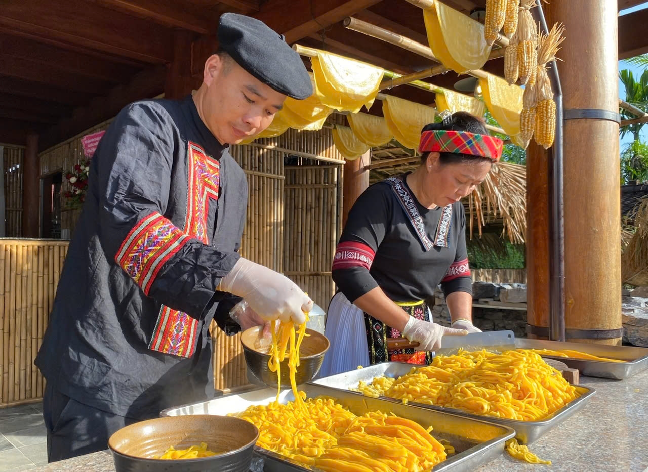 Đồng bào Mông chế biến món phở ngô