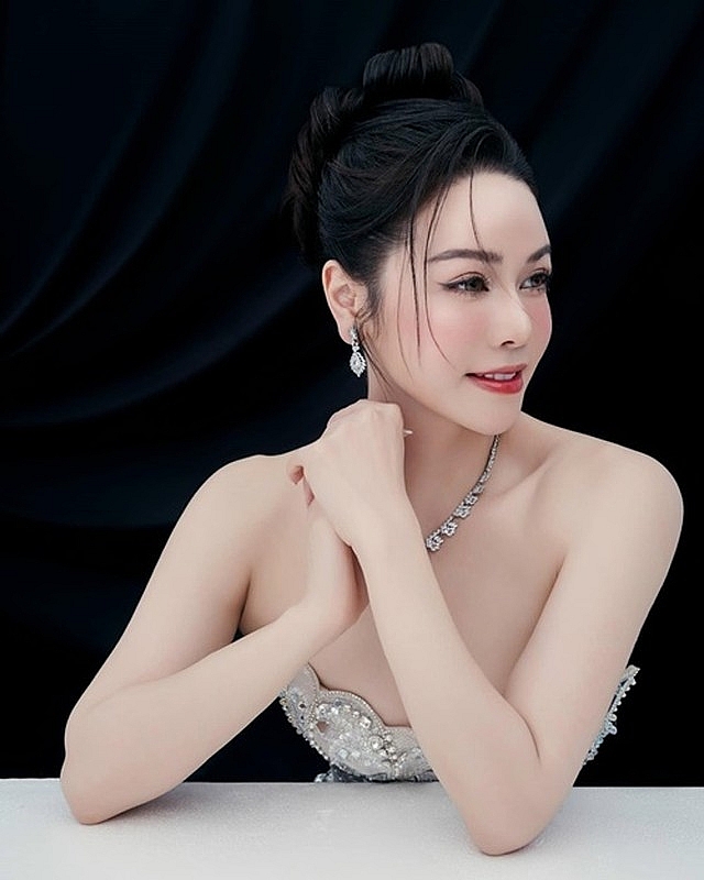 Đọ vẻ gợi cảm giữa Nhật Kim Anh và Bella Mai