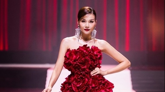 Thanh Hằng khoe chân dài 1m12, đẹp như nữ thần trên sàn catwalk