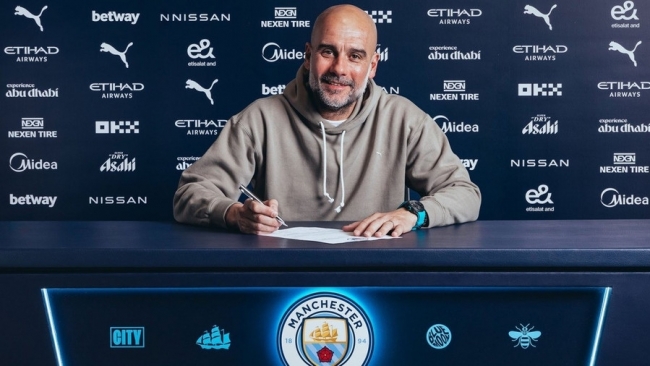 HLV Pep Guardiola và Man City khiến tất cả &apos;việt vị&apos;