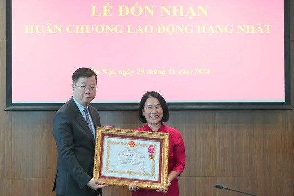 Nha bao Ta Bich Loan nghi huu, nhan Huan chuong Lao dong hang Nhat