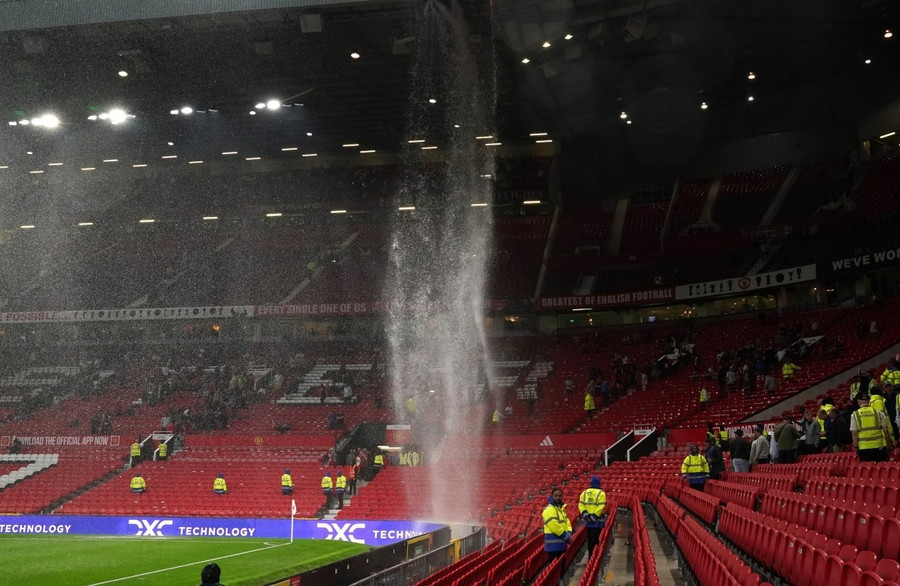 Cảnh tượng khó tin tiếp tục xuất hiện ở sân Old Trafford