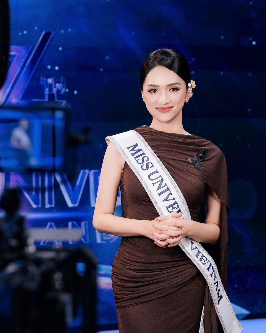 Gu thời trang đẳng cấp giúp Hương Giang nổi bật ở Miss Universe 2025