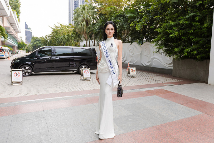 Gu thời trang đẳng cấp giúp Hương Giang nổi bật ở Miss Universe 2025