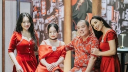 Siêu mẫu Thúy Hạnh đẹp rạng ngời tuổi U50, sống trong biệt thự tràn ngập hoa ở trung tâm TPHCM