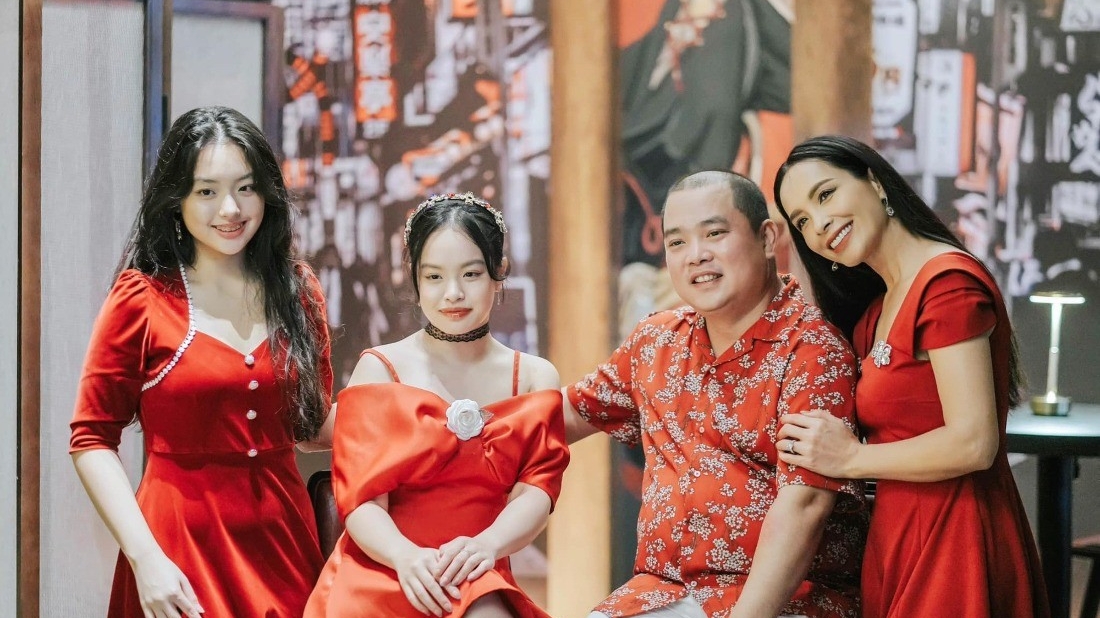 Siêu mẫu Thúy Hạnh đẹp rạng ngời tuổi U50, sống trong biệt thự tràn ngập hoa ở trung tâm TPHCM