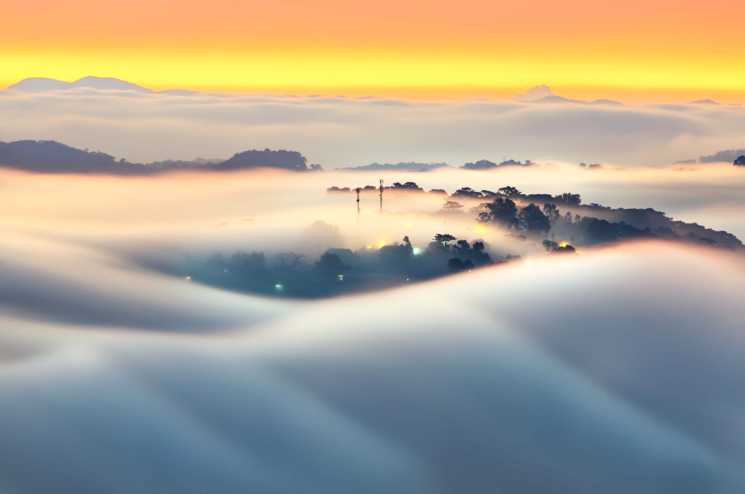 Tháng 11 rực rỡ: Việt Nam đẹp mê hồn từ núi rừng đến biển đảo Tháng 11 rực rỡ: Việt Nam đẹp mê hồn từ núi rừng đến biển đảo