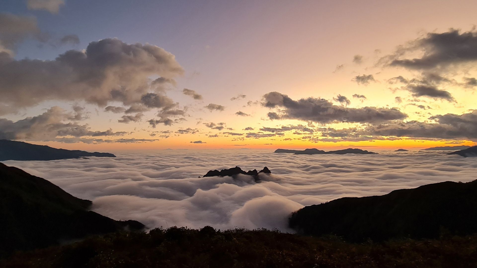 Tháng 11 rực rỡ: Việt Nam đẹp mê hồn từ núi rừng đến biển đảo Tháng 11 rực rỡ: Việt Nam đẹp mê hồn từ núi rừng đến biển đảo