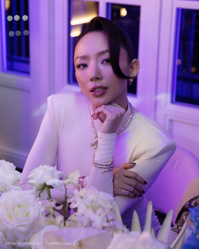 Tóc Tiên xuất hiện như nữ thần bên Lee Dong Wook và Dara (2NE1)