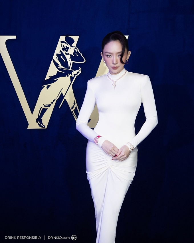 Tóc Tiên xuất hiện như nữ thần bên Lee Dong Wook và Dara (2NE1)