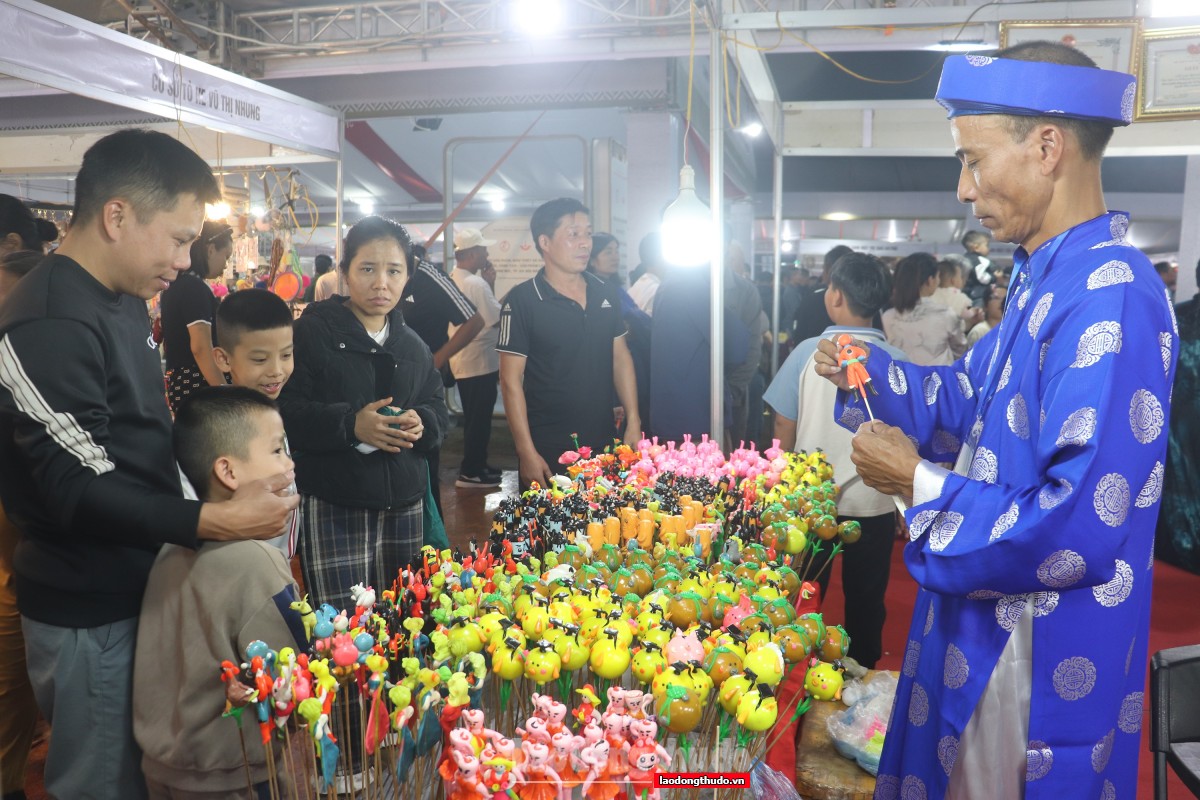 Triển lãm sản phẩm TCMN mới, sáng tạo: Phát huy giá trị sản phẩm và tinh thần sáng tạo tại các làng nghề Phát huy giá trị sản phẩm và tinh thần sáng tạo tại các làng nghề