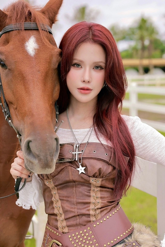 Diệp Lâm Anh hóa 'nữ cao bồi' đi cưỡi ngựa, khoe body nét căng tuổi U40