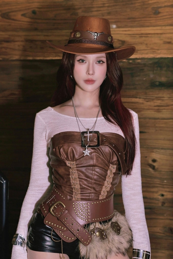 Diệp Lâm Anh hóa 'nữ cao bồi' đi cưỡi ngựa, khoe body nét căng tuổi U40