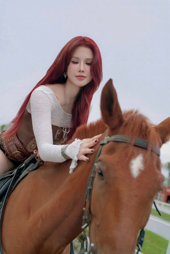 Diệp Lâm Anh hóa 'nữ cao bồi' đi cưỡi ngựa, khoe body nét căng tuổi U40