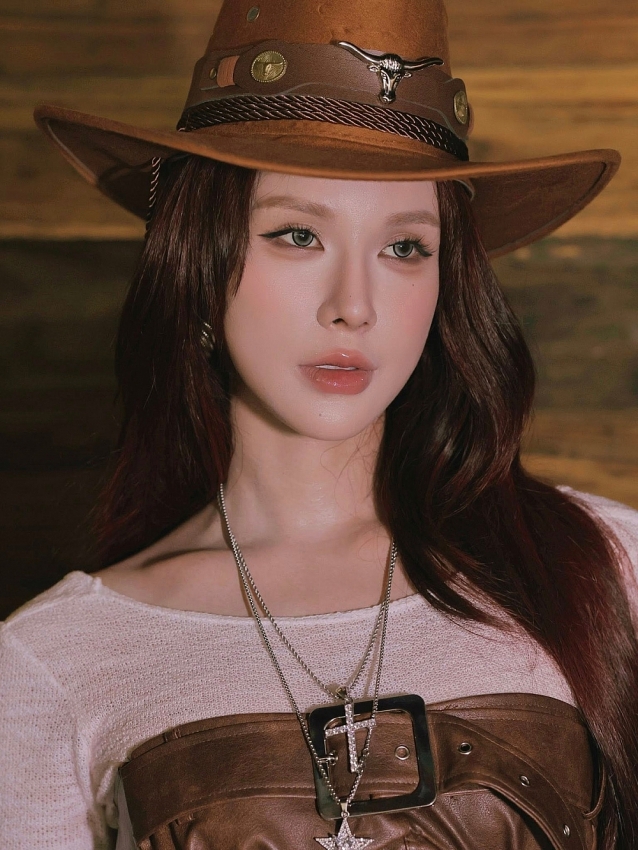 Diệp Lâm Anh hóa 'nữ cao bồi' đi cưỡi ngựa, khoe body nét căng tuổi U40