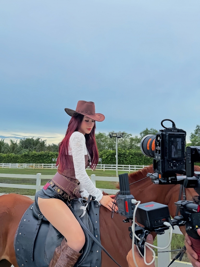 Diệp Lâm Anh hóa 'nữ cao bồi' đi cưỡi ngựa, khoe body nét căng tuổi U40
