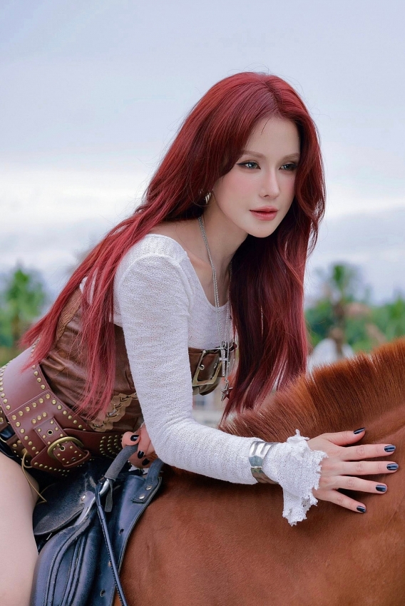 Diệp Lâm Anh hóa 'nữ cao bồi' đi cưỡi ngựa, khoe body nét căng tuổi U40