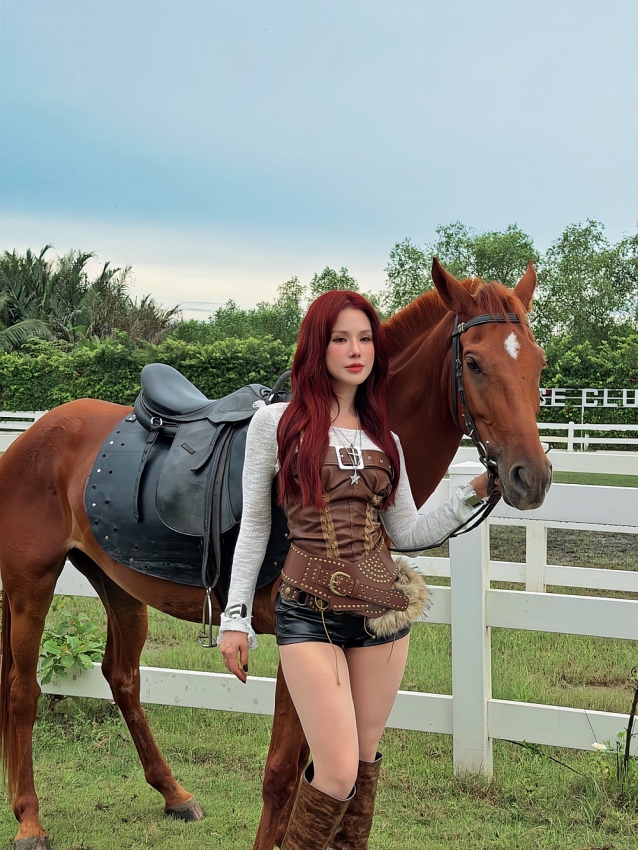 Diệp Lâm Anh hóa 'nữ cao bồi' đi cưỡi ngựa, khoe body nét căng tuổi U40