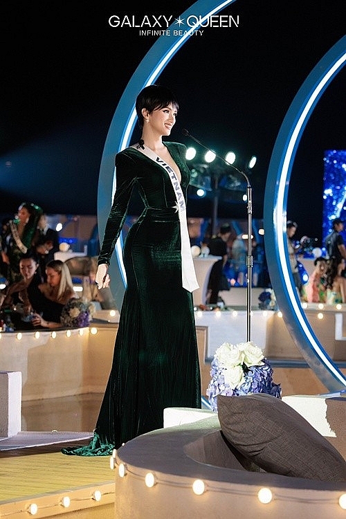 Hương Giang gây ấn tượng tại Miss Universe 2025 với tóc tém cá tính