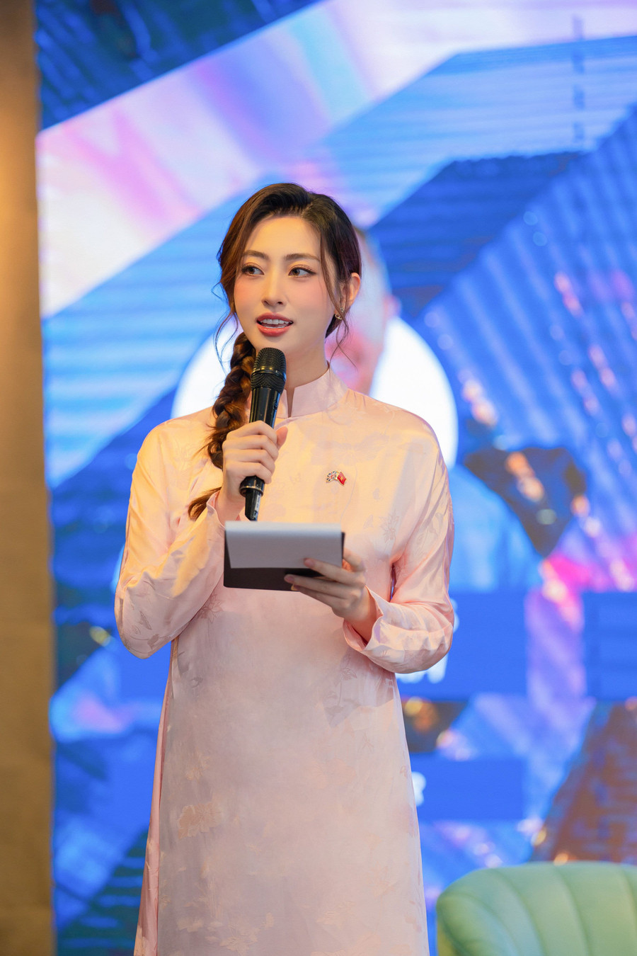 Hoa hậu Lương Thuỳ Linh được "chọn mặt gửi vàng" tại Hội nghị cấp cao