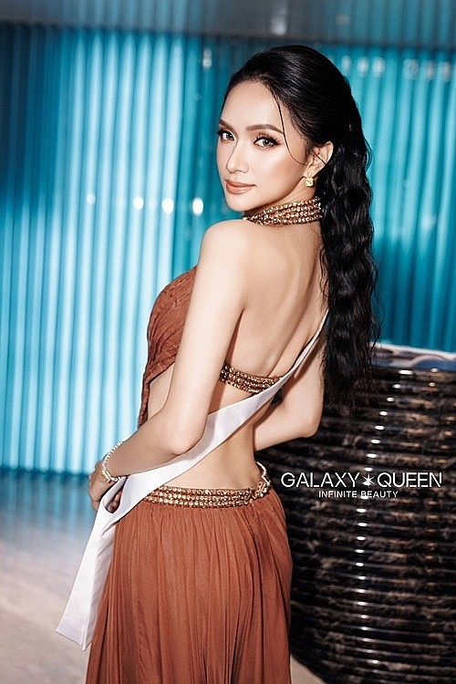 Hương Giang khoe lưng trần gợi cảm ở Miss Universe 2025