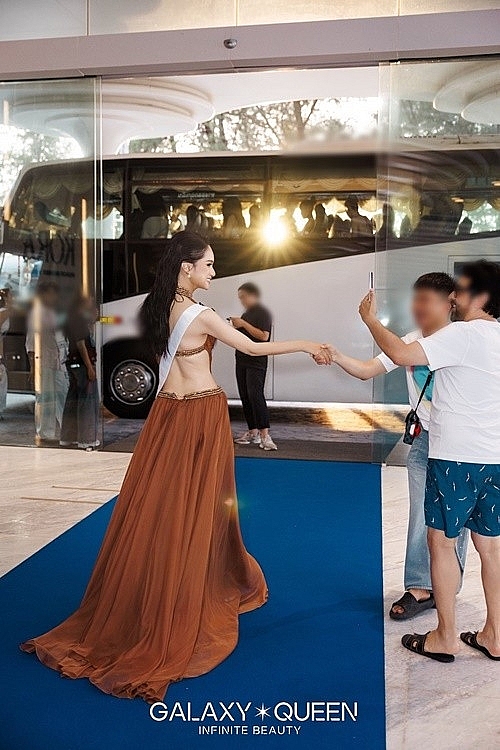 Hương Giang khoe lưng trần gợi cảm ở Miss Universe 2025