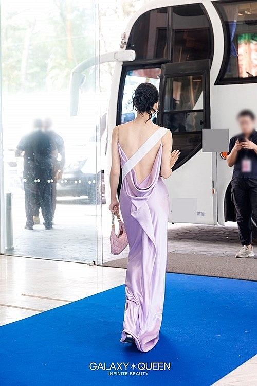 Hương Giang khoe lưng trần gợi cảm ở Miss Universe 2025